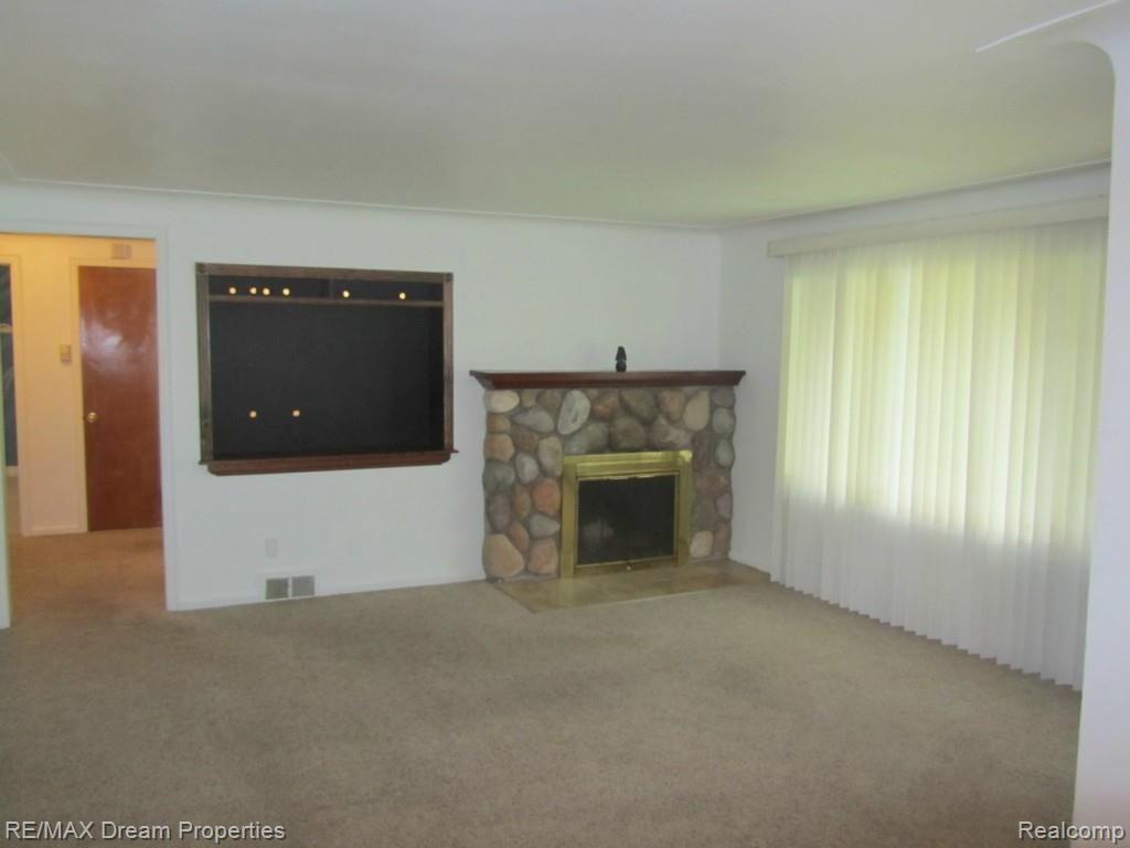 807 South Merriman Road Westland, MI 48186 - Photo 5 of 17 livingroom2.jpg