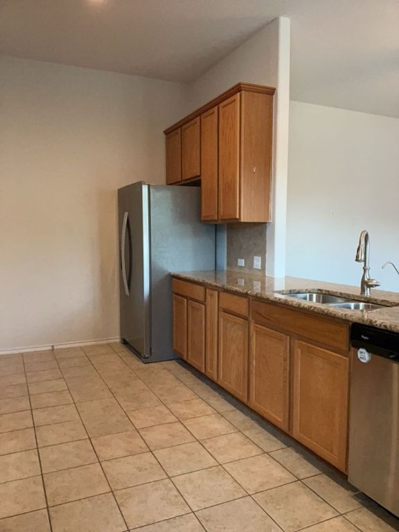 2105 Town Centre Drive, Unit 28 Round Rock, TX 78664 - Photo 11 of 28 Kitchen with stainless steel appliances