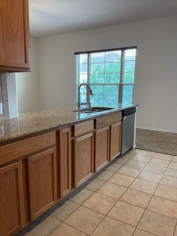 2105 Town Centre Drive, Unit 28 Round Rock, TX 78664 - Photo 12 of 28 Kitchen with breakfast bar