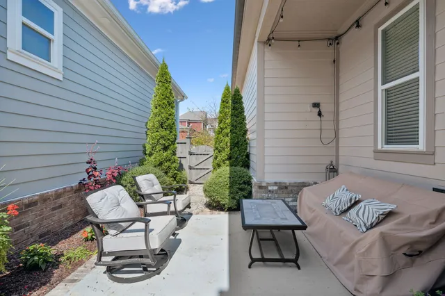 a view of a backyard