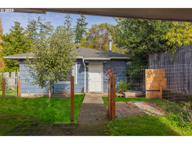 $395,000 | 1713 Maple Street, Myrtle Point, OR 97458