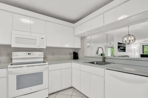 $398,000 | 115 Bamboo Road, Unit 205, Palm Beach Shores, FL 33404