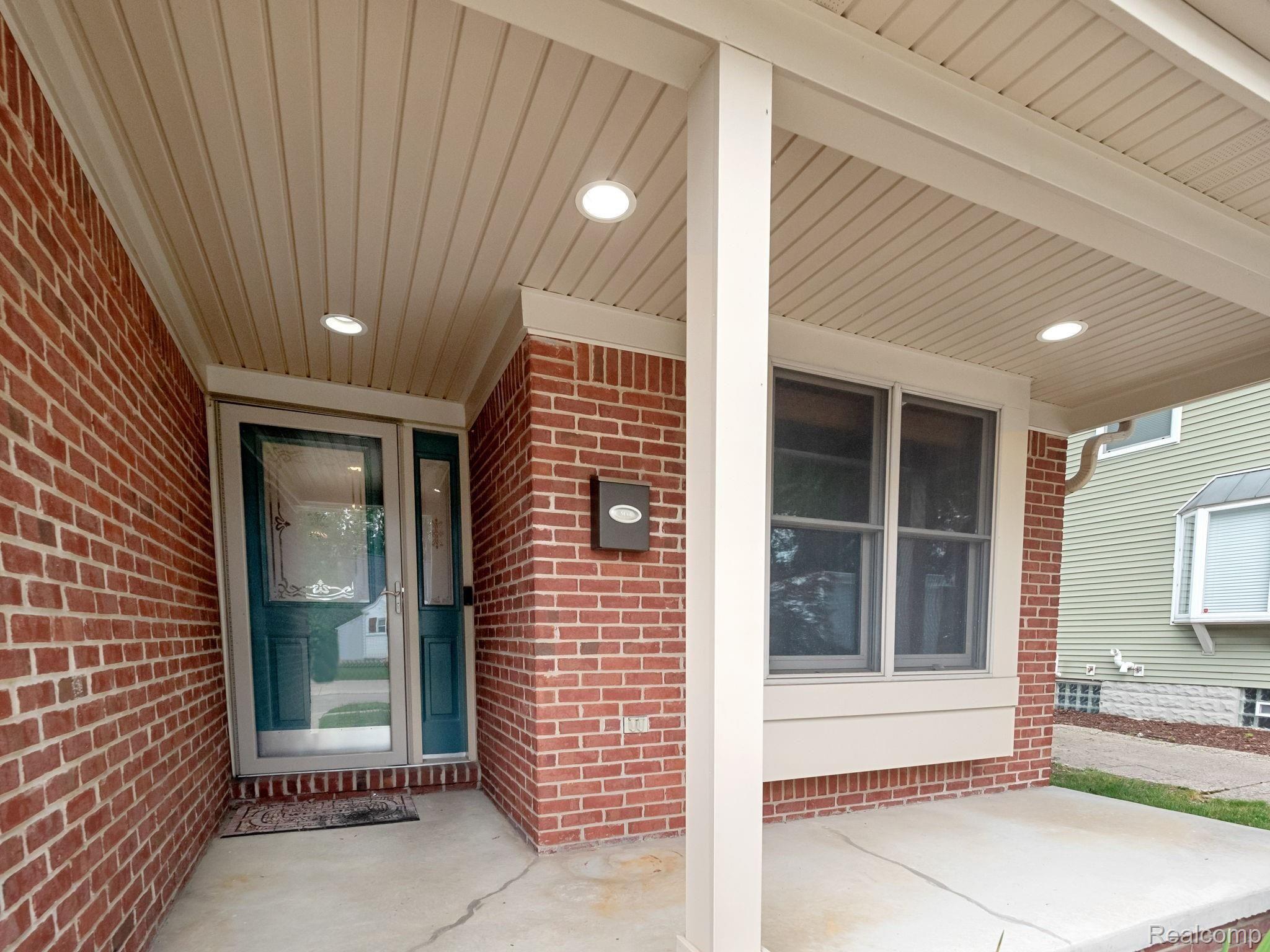 2675 Wakefield Road Berkley, MI 48072 - Photo 3 of 34 10-web-or-mls-P5300055.jpg