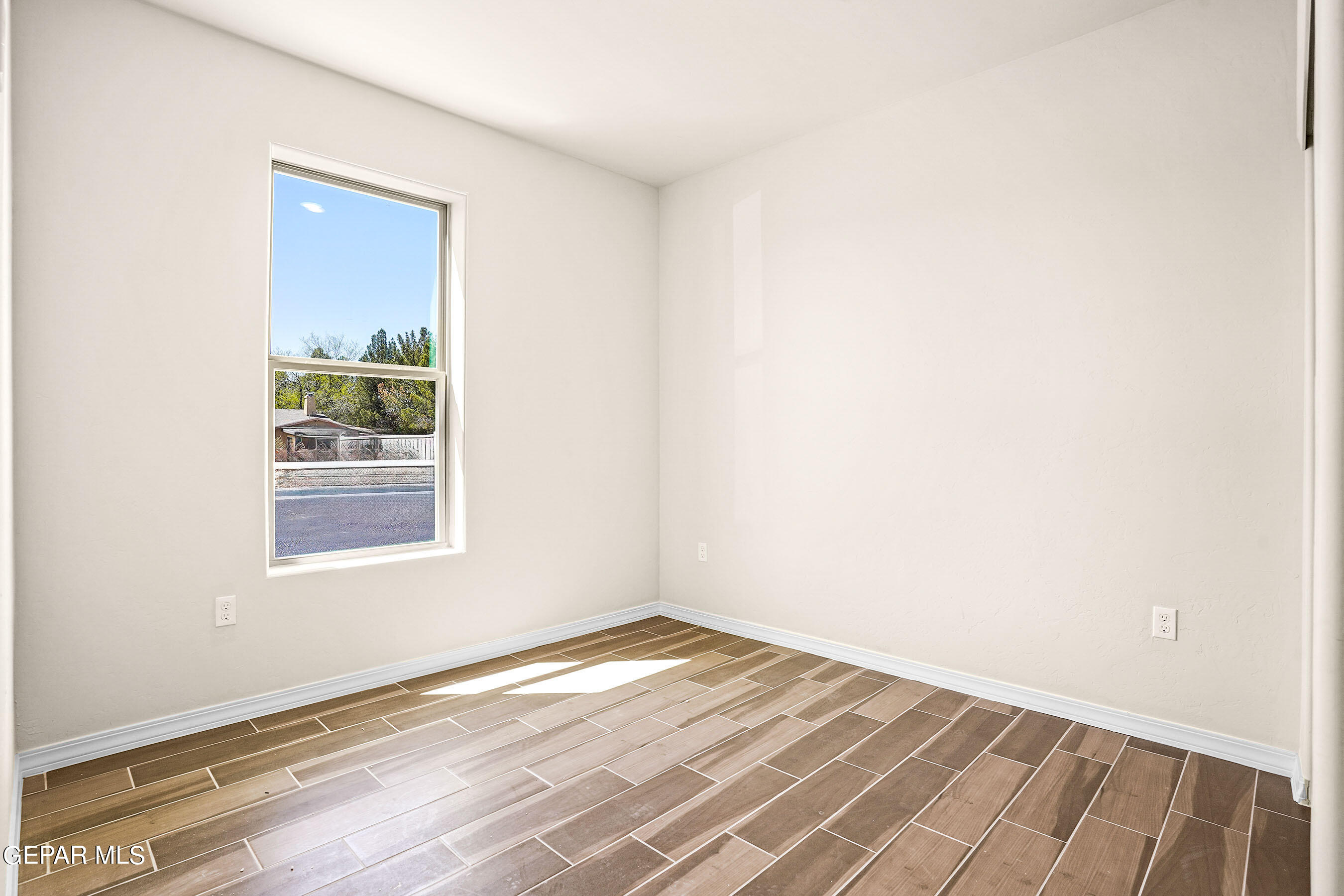 871 Country Club Road, Unit 4E El Paso, TX 79932 - Photo 20 of 34 an empty room with a window