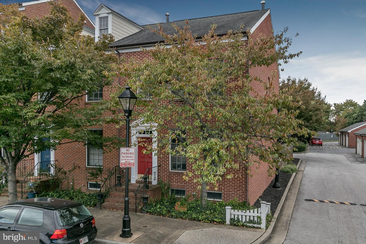 211 West Hill Street Baltimore, MD 21230 - Photo 1 of 52 Beautiful End-of-Group Townhouse!