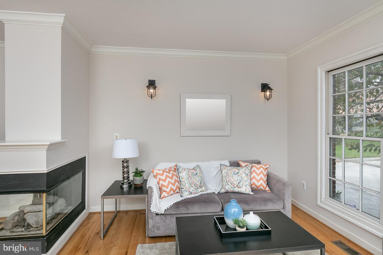 211 West Hill Street Baltimore, MD 21230 - Photo 12 of 52 Living Room with Hardwood Floors!
