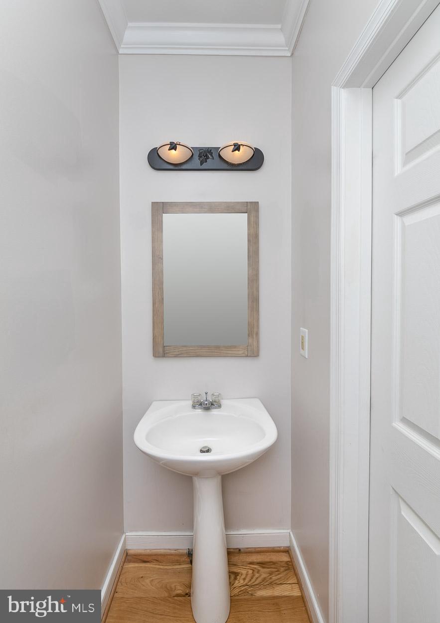 211 West Hill Street Baltimore, MD 21230 - Photo 17 of 52 Main Level Powder Room!