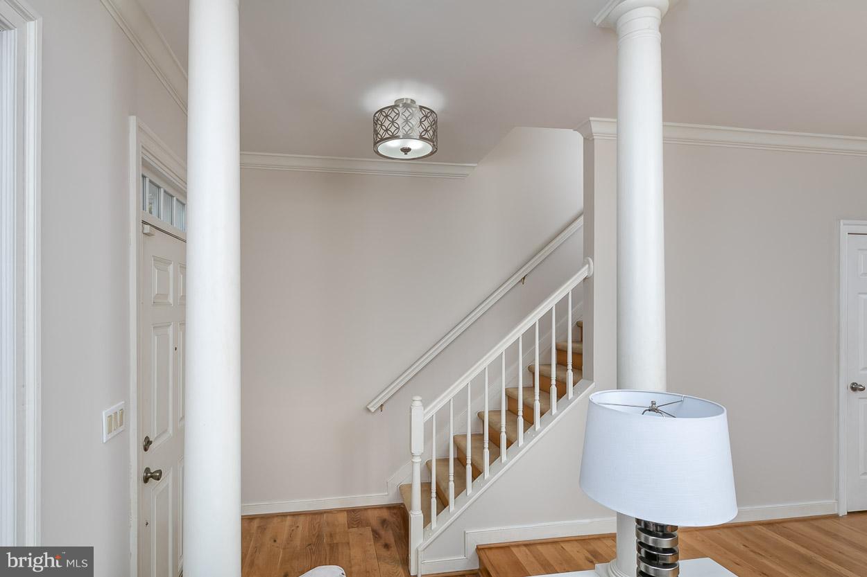 211 West Hill Street Baltimore, MD 21230 - Photo 18 of 52 Beautiful Entryway with New Lighting!