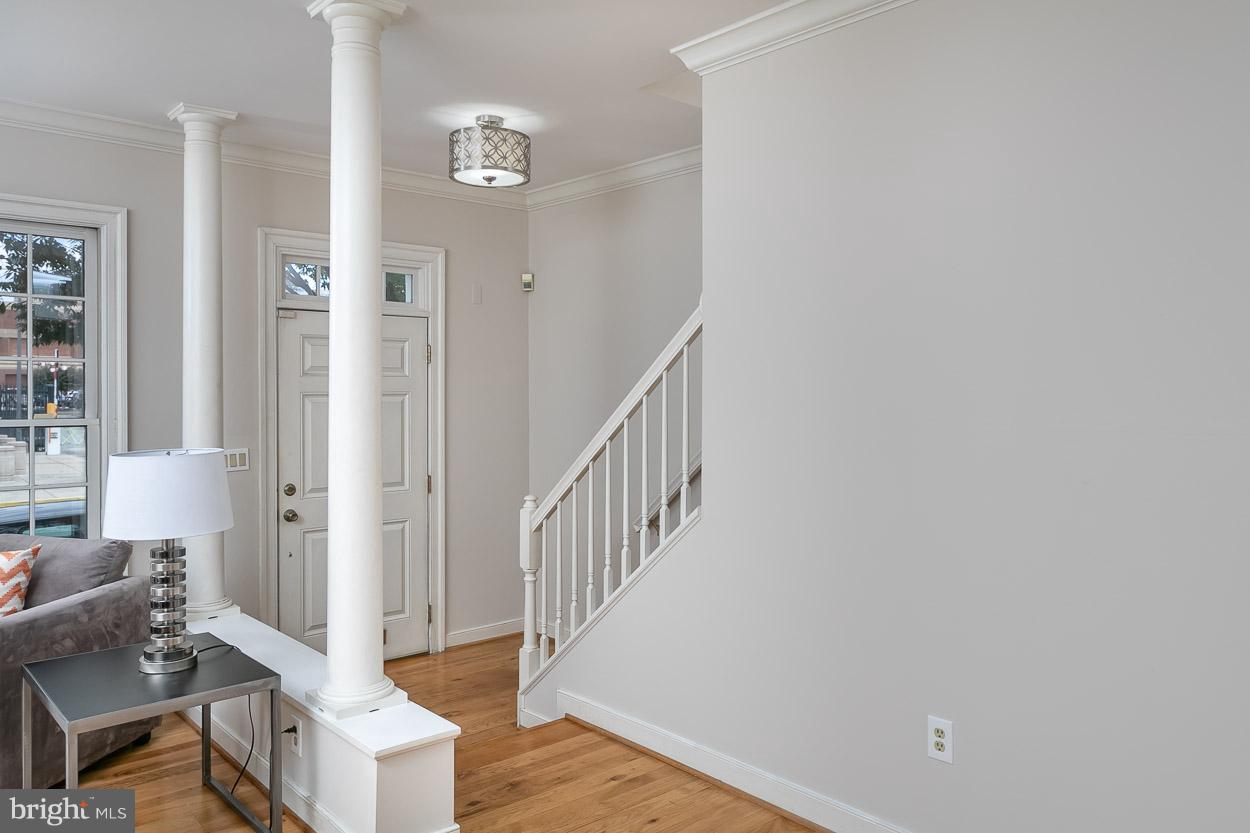 211 West Hill Street Baltimore, MD 21230 - Photo 19 of 52 Formal Entryway!