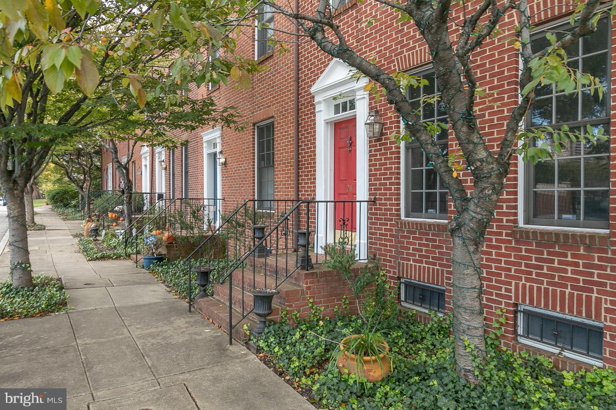 211 West Hill Street Baltimore, MD 21230 - Photo 2 of 52 Beautiful 2BR/2.5BA Brick End-of-Group Townhouse!