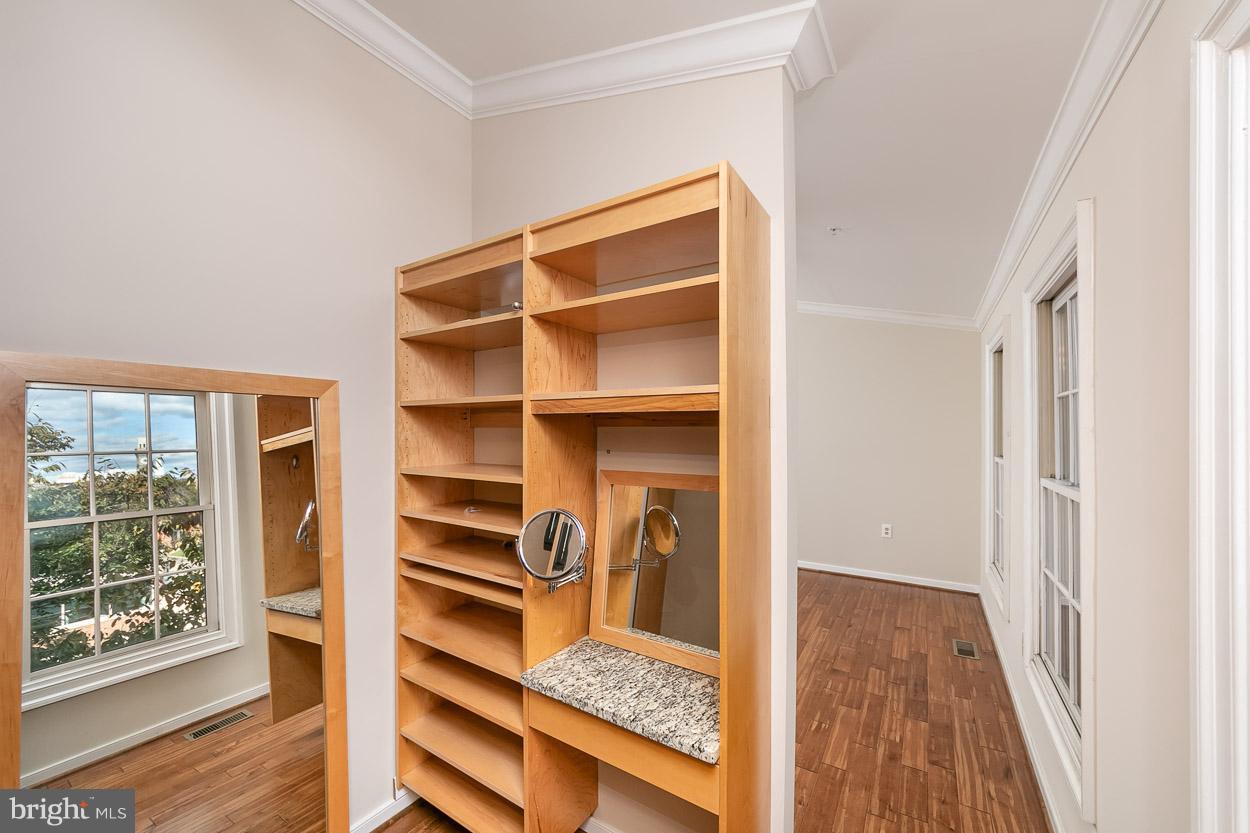 211 West Hill Street Baltimore, MD 21230 - Photo 24 of 52 Ample Custom Shelving!