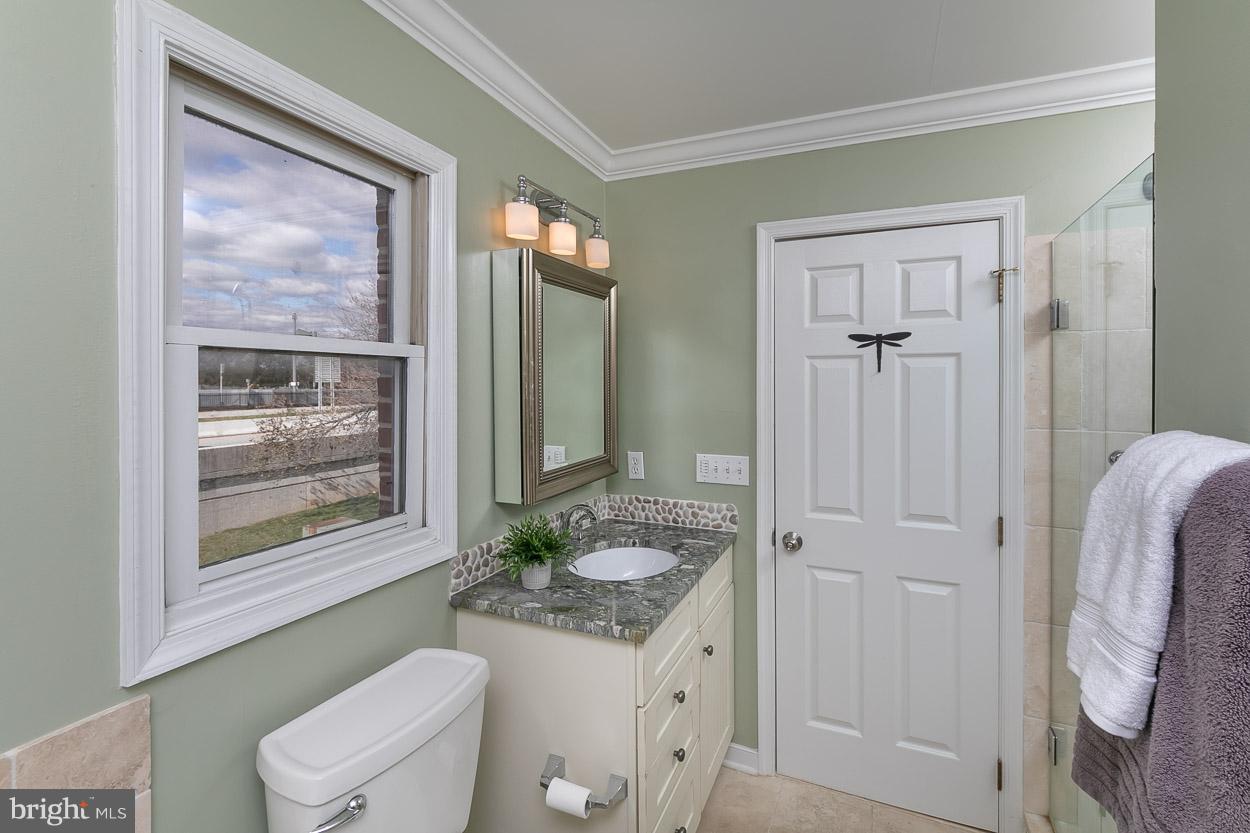 211 West Hill Street Baltimore, MD 21230 - Photo 25 of 52 Beautiful Attached Master Bathroom!
