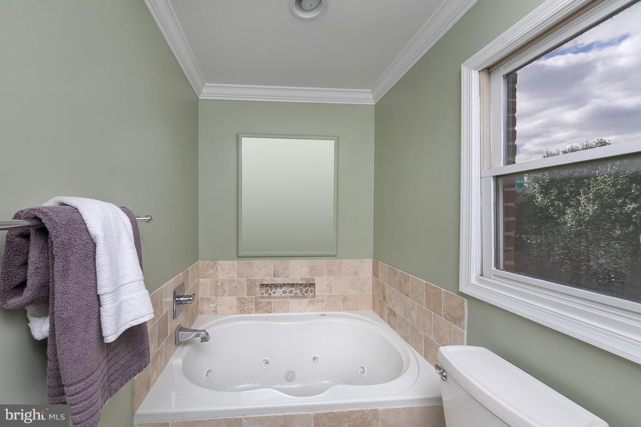 211 West Hill Street Baltimore, MD 21230 - Photo 28 of 52 Spacious Master Bathroom!