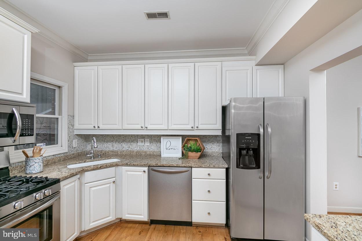 211 West Hill Street Baltimore, MD 21230 - Photo 3 of 52 Gourmet Kitchen w/ 42" White Cabinets, New Pulls!