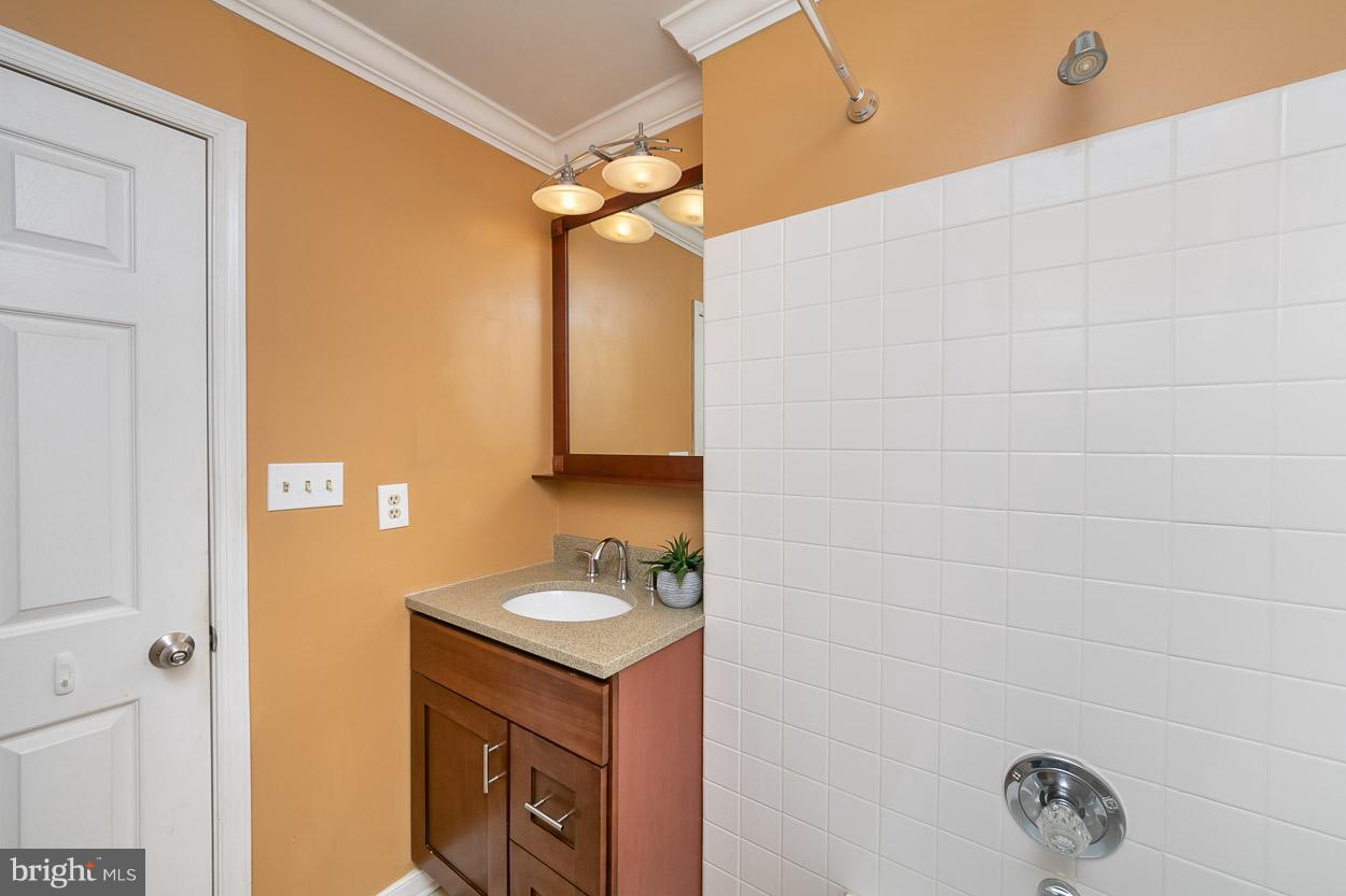 211 West Hill Street Baltimore, MD 21230 - Photo 33 of 52 Full Hallway Bathroom!