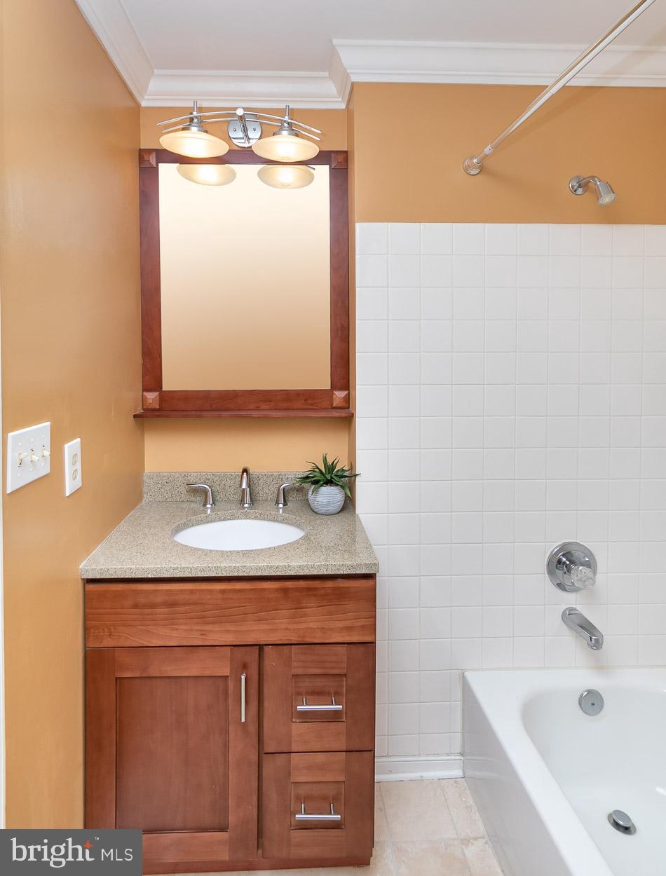 211 West Hill Street Baltimore, MD 21230 - Photo 34 of 52 Full Hallway Bathroom!