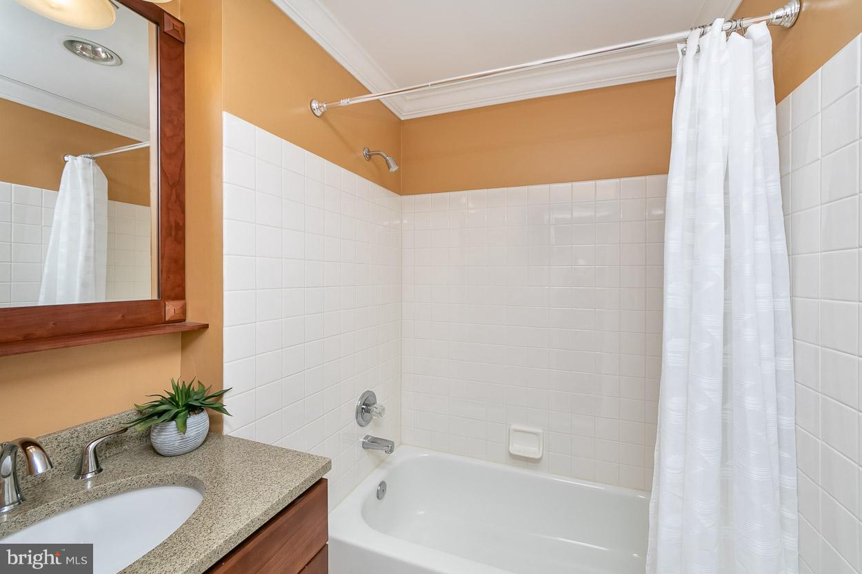 211 West Hill Street Baltimore, MD 21230 - Photo 35 of 52 Full Hallway Bathroom!