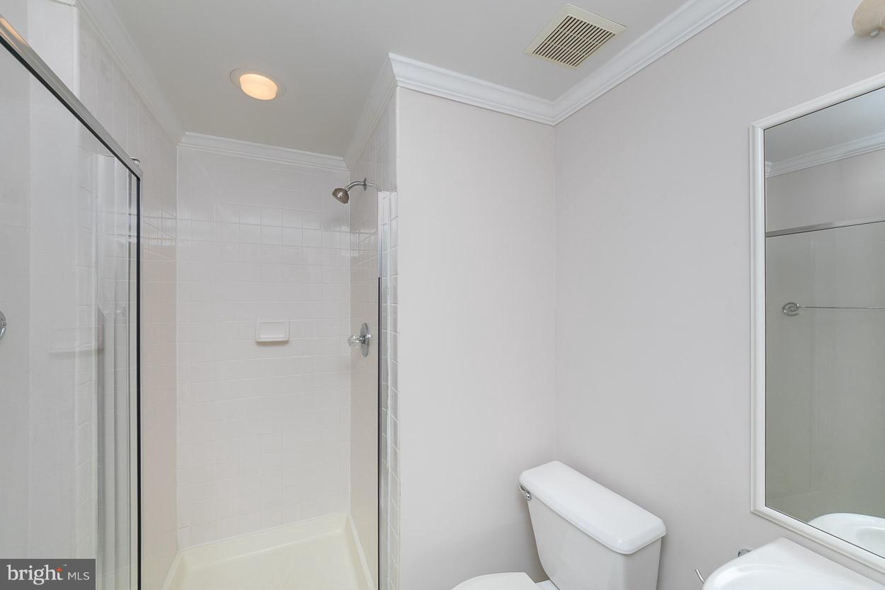 211 West Hill Street Baltimore, MD 21230 - Photo 40 of 52 Full Bathroom in Lower Level!
