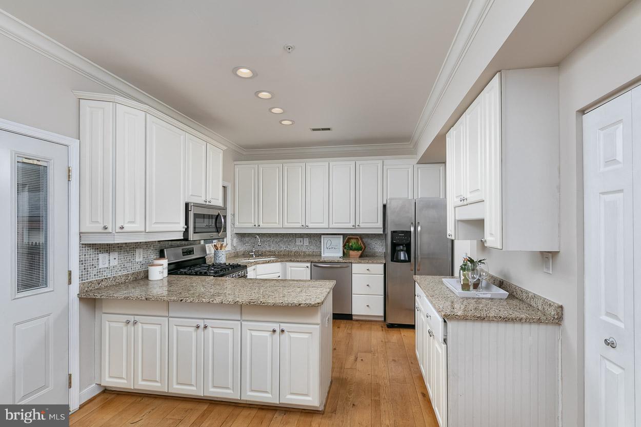 211 West Hill Street Baltimore, MD 21230 - Photo 4 of 52 Gourmet Kitchen with Granite Countertops!