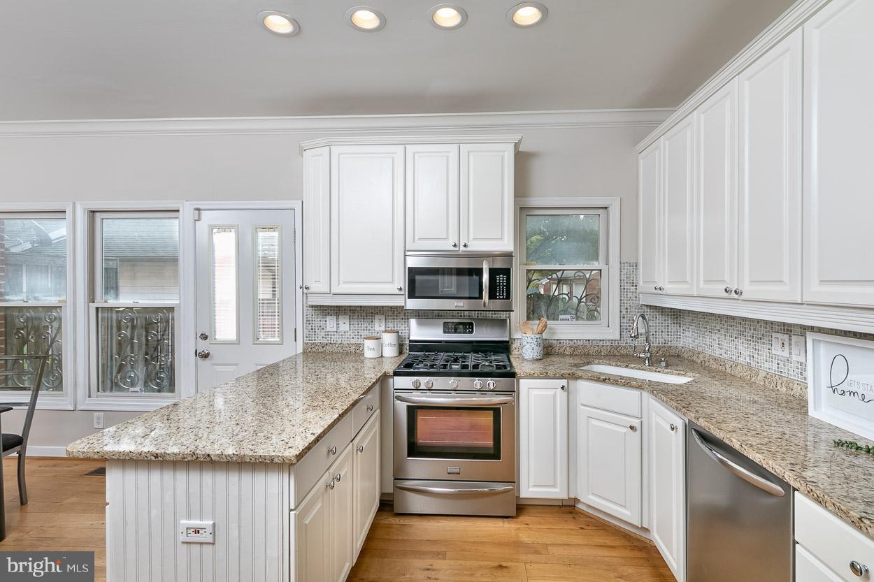 211 West Hill Street Baltimore, MD 21230 - Photo 5 of 52 Gourmet Kitchen with Stainless Steel Appliances!