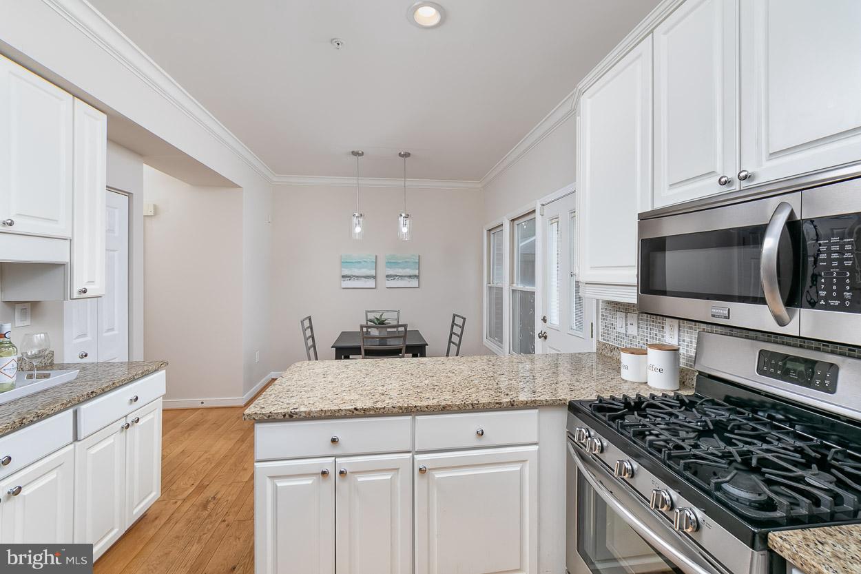 211 West Hill Street Baltimore, MD 21230 - Photo 6 of 52 Kitchen with Breakfast Bar!