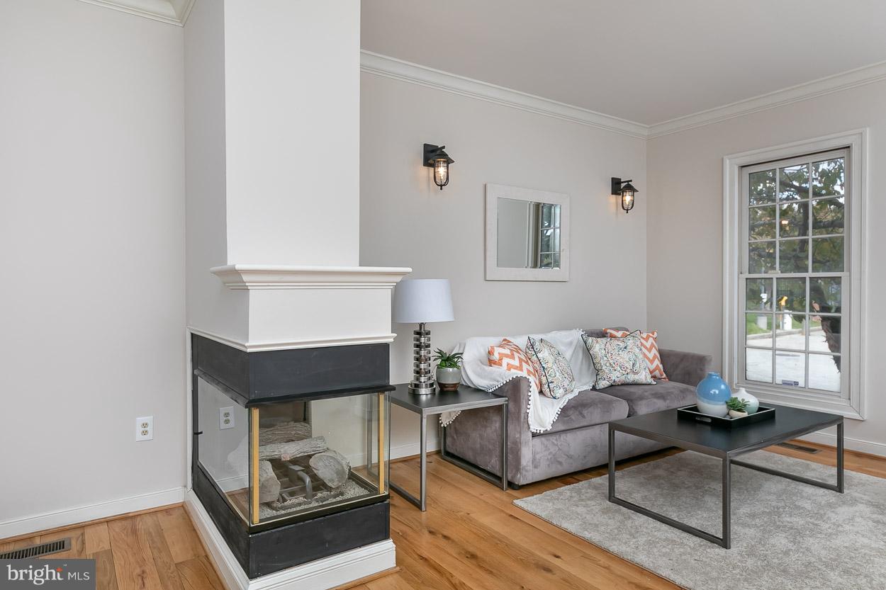 211 West Hill Street Baltimore, MD 21230 - Photo 10 of 52 Living Room with New Wall Sconces!