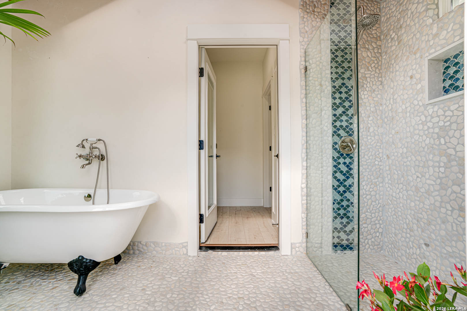 316 Prairie Tea Lane Spring Branch, TX 78070 - Photo 21 of 38 a bath room with a bathtub and a shower