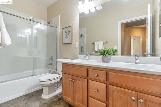 a view of a pathway of a house with wooden fence