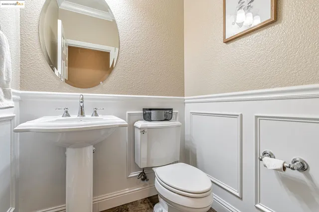 a view of back yard of the house