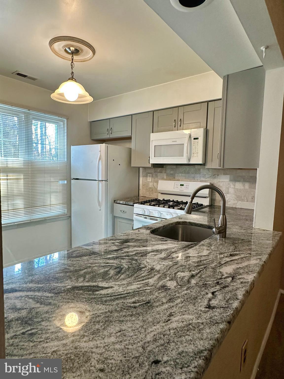 213 Boothby Court Sewell, NJ 08080 - Photo 4 of 17 Granite countertops