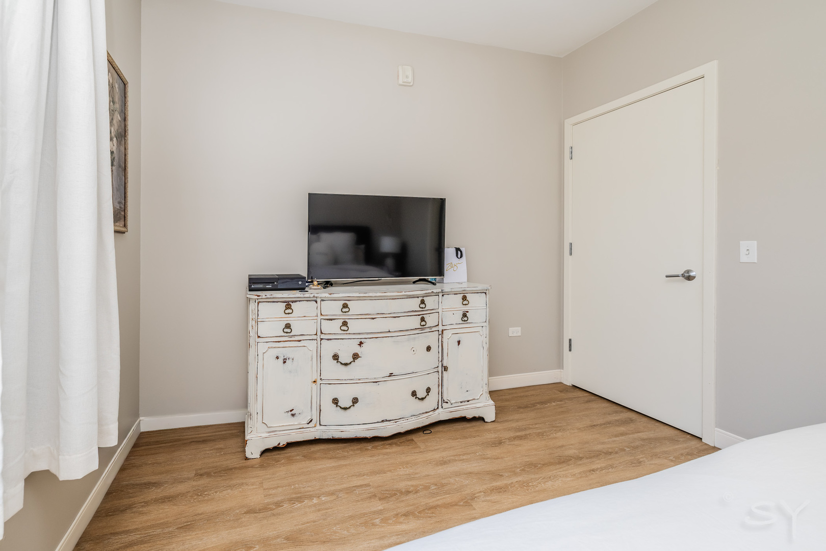 229 Park Avenue, Unit 202 Clarendon Hills, IL 60514 - Photo 14 of 22 a view of workspace with furniture