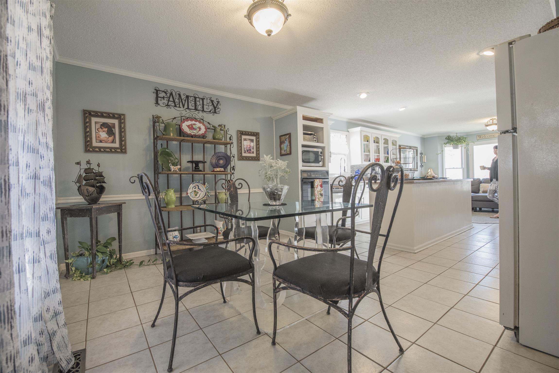 Convenient Open Breakfast Area