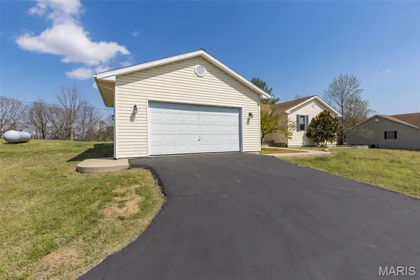 $379,900 | 13113 Lakewood Drive, Ste. Genevieve, MO 63670