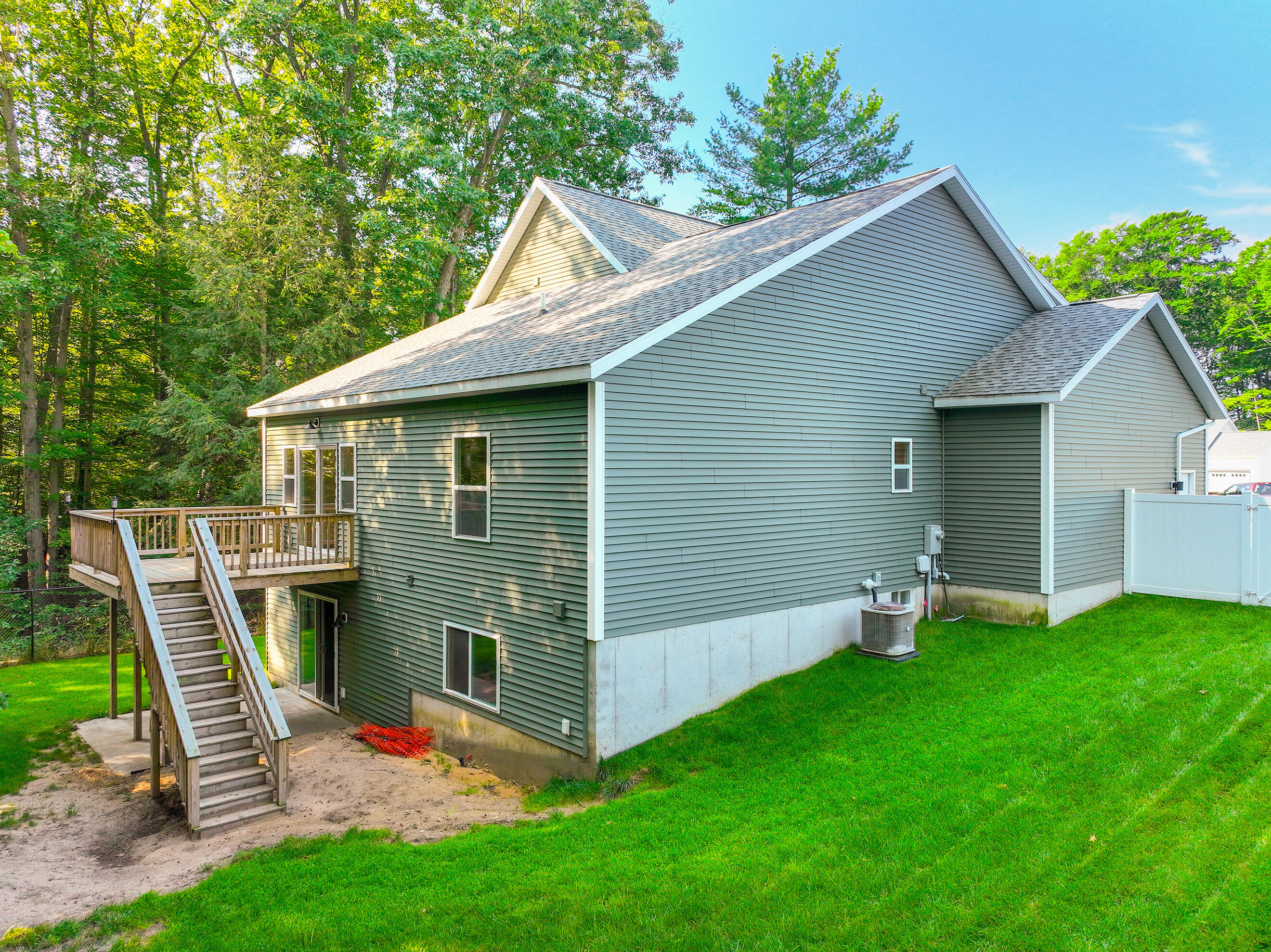 6070 Turtle Ridge Muskegon, MI 49444 - Photo 5 of 41 5. Ext - Rear - Right Corner