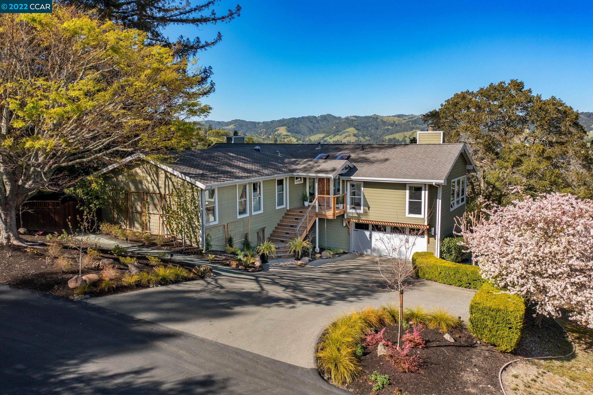 a view of a house with backyard