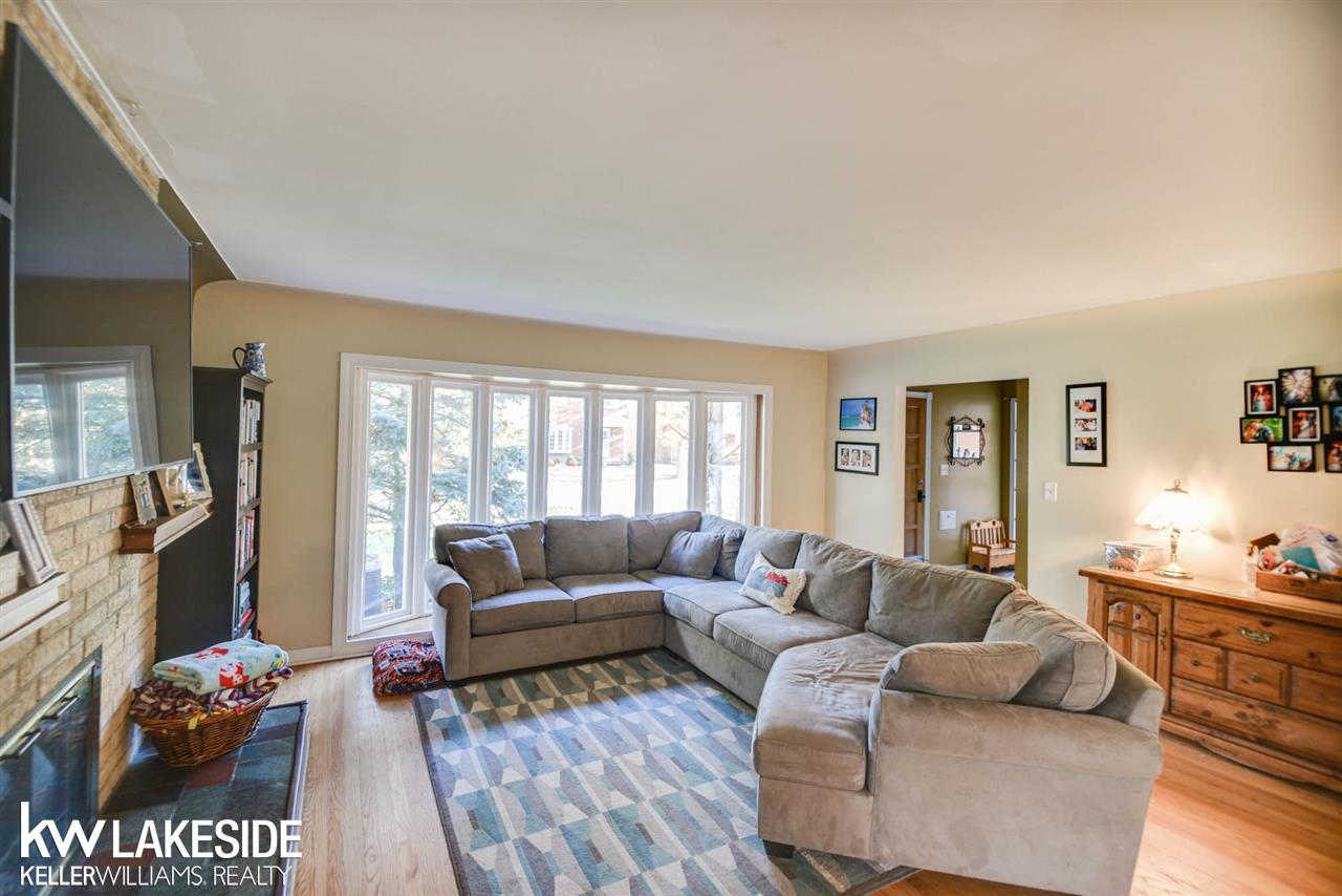 1989 Broadstone Road Grosse Pointe, MI 48236 - Photo 2 of 25 50026896-3.JPG