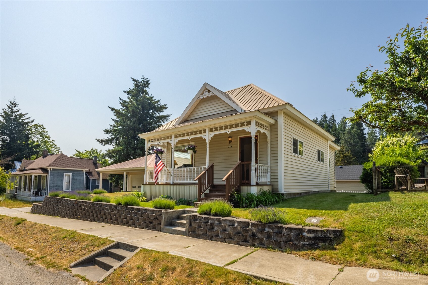 114 4th Street Roslyn, WA 98941 - Photo 22 of 33 a front view of a house with a yard