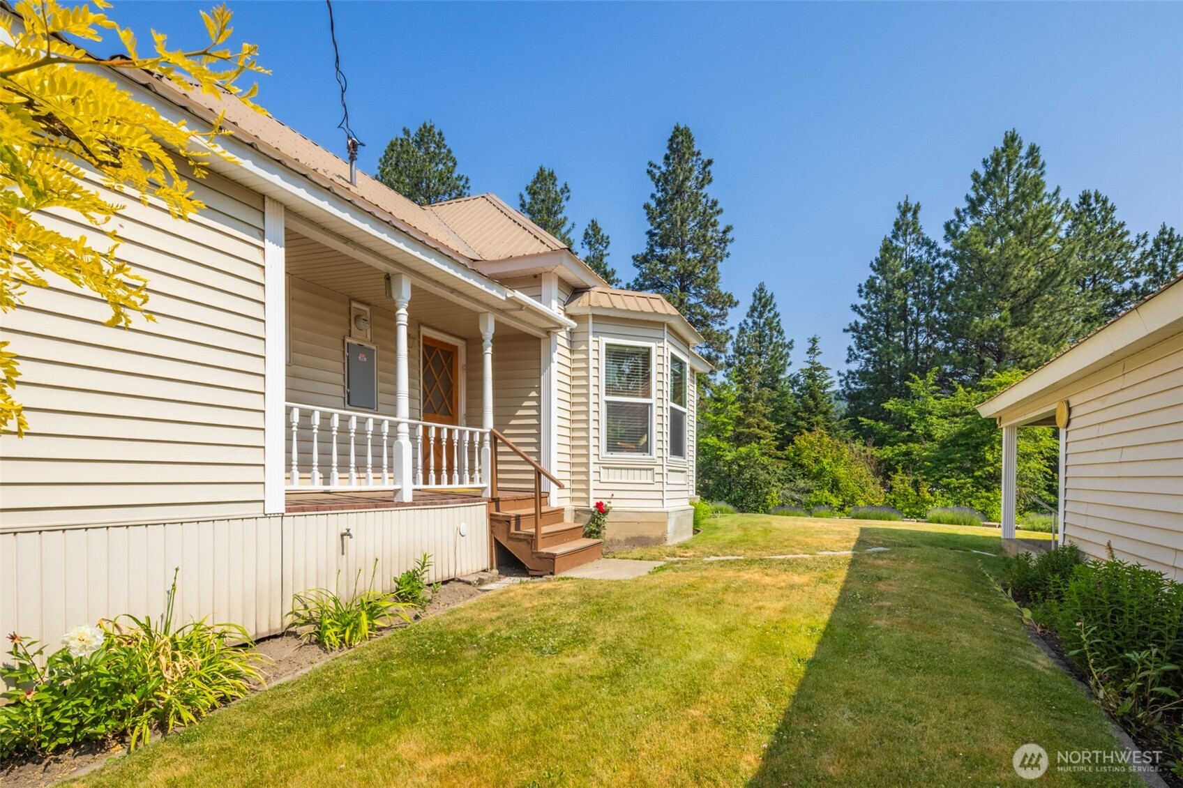 114 4th Street Roslyn, WA 98941 - Photo 26 of 33 a front view of a house with a yard