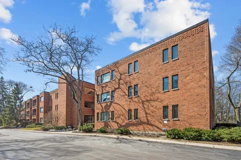 $749,000 | 105 East Laurel Avenue, Unit 106, Lake Forest, IL 60045