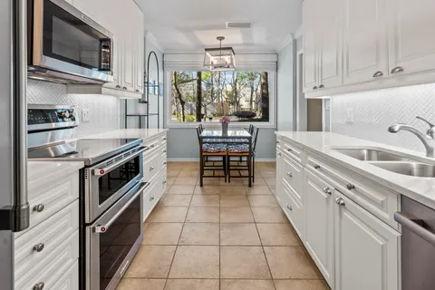 $749,000 | 105 East Laurel Avenue, Unit 106, Lake Forest, IL 60045