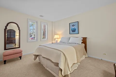 $749,000 | 105 East Laurel Avenue, Unit 106, Lake Forest, IL 60045