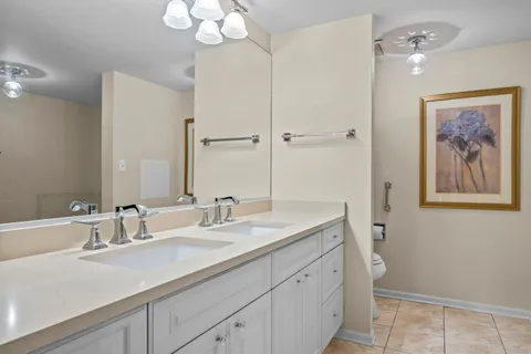 $749,000 | 105 East Laurel Avenue, Unit 106, Lake Forest, IL 60045