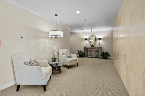 $749,000 | 105 East Laurel Avenue, Unit 106, Lake Forest, IL 60045