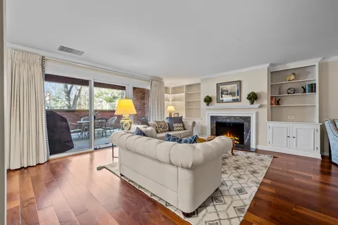 $749,000 | 105 East Laurel Avenue, Unit 106, Lake Forest, IL 60045