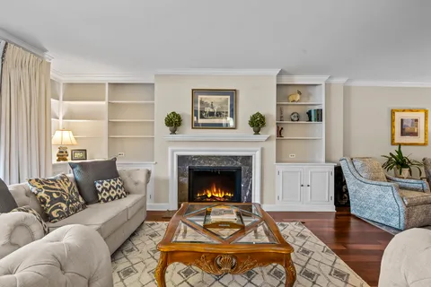$749,000 | 105 East Laurel Avenue, Unit 106, Lake Forest, IL 60045