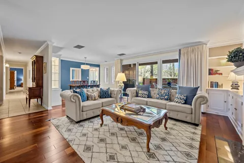 $749,000 | 105 East Laurel Avenue, Unit 106, Lake Forest, IL 60045