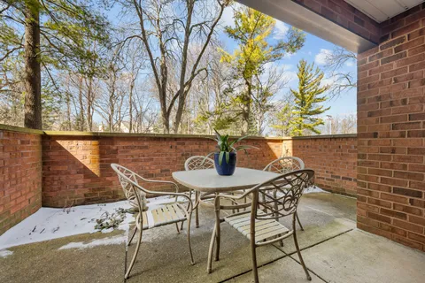 $749,000 | 105 East Laurel Avenue, Unit 106, Lake Forest, IL 60045