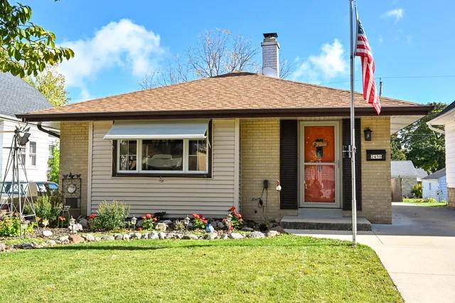 $324,900 | 2450 South 95th Street, West Allis, WI 53227