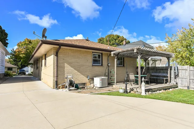 $324,900 | 2450 South 95th Street, West Allis, WI 53227