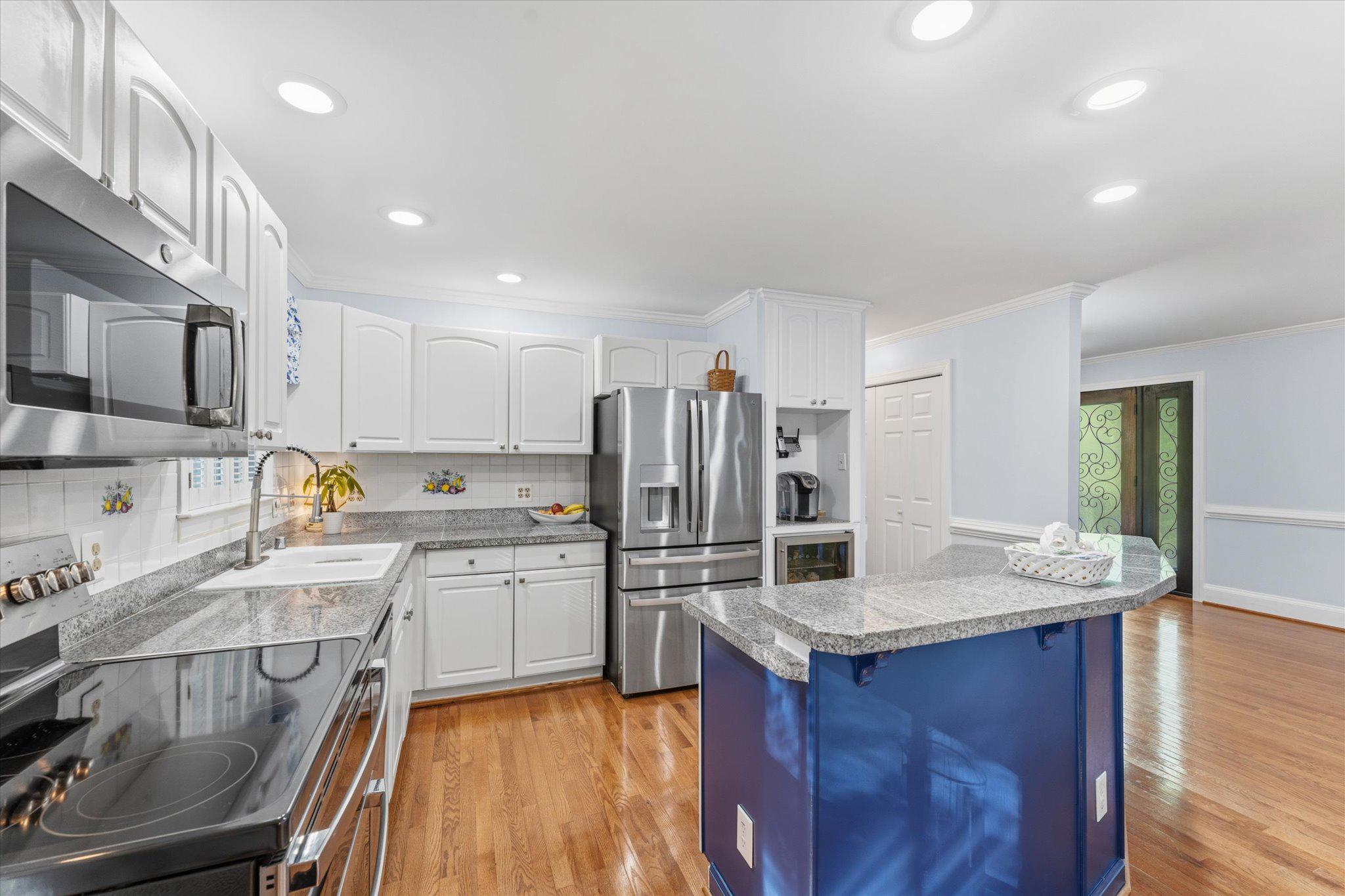 3800 Mountain Road Haymarket, VA 20169 - Photo 7 of 73 Double oven Kitchen with granite, stainless steel.